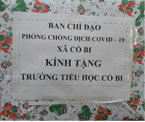 BCĐ Phòng chống dịch COVID_19 Xã Cổ Bi trao tặng khầu trang cho CB_GV_HS nhà trường